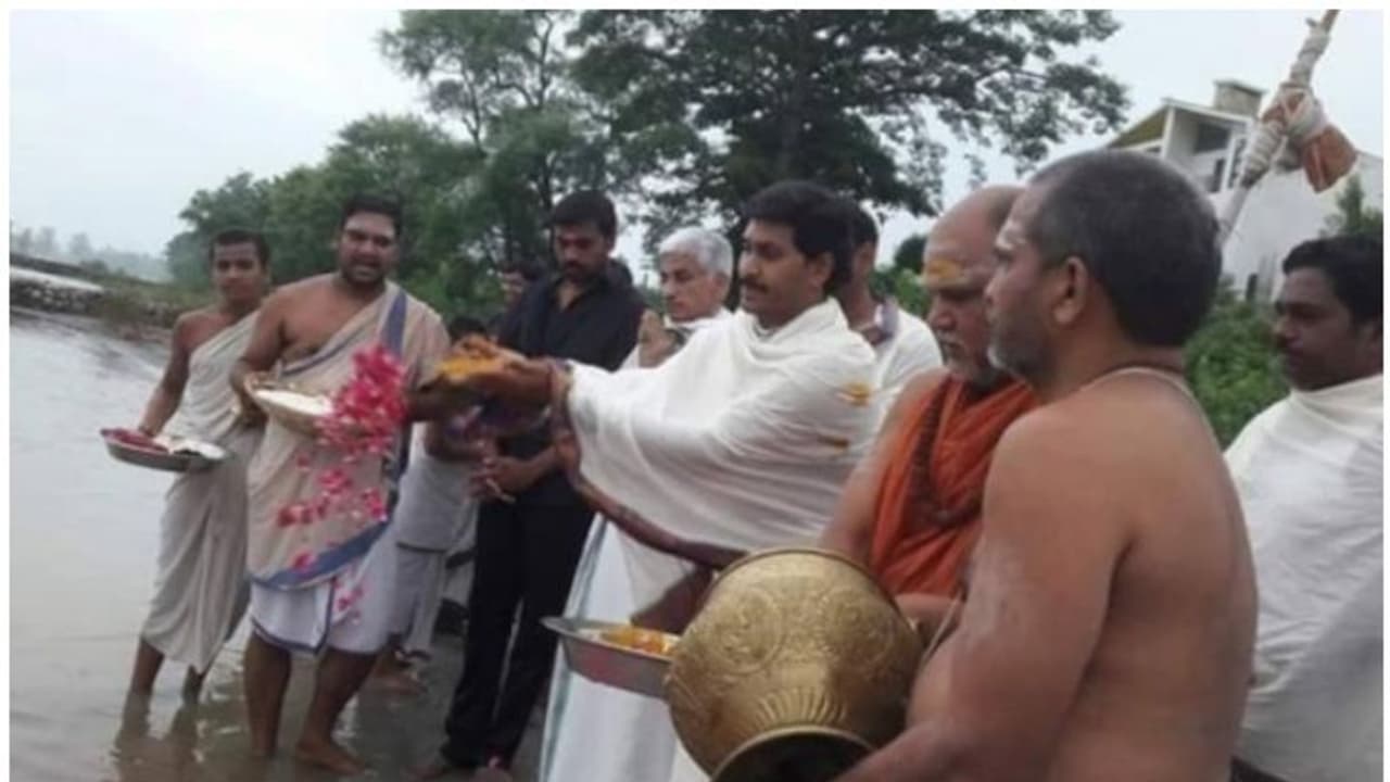 ജഗന്മോഹന് റെഡ്ഡി ഹിന്ദുമതം സ്വീകരിച്ചെന്ന് മലയാളിയുടെ ഫേസ്ബുക്ക് പോസ്റ്റ്; വാദം പൊളിച്ചടുക്കി സോഷ്യല്മീഡിയ ജഗന്മോഹന് റെഡ്ഡി ഹിന്ദുമതം സ്വീകരിച്ചെന്ന് മലയാളിയുടെ ഫേസ്ബുക്ക് പോസ്റ്റ്; വാദം പൊളിച്ചടുക്കി സോഷ്യല്മീഡിയ