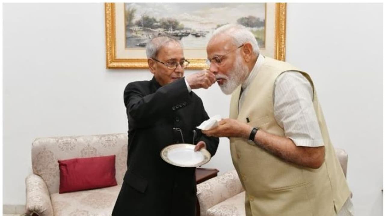 ബന്ധം അരക്കിട്ടുറപ്പിച്ച് മുന്നോട്ട്; പ്രണബ് മുഖര്ജിയുടെ വീട്ടിലെത്തി അനുഗ്രഹം തേടി മോദി ബന്ധം അരക്കിട്ടുറപ്പിച്ച് മുന്നോട്ട്; പ്രണബ് മുഖര്ജിയുടെ വീട്ടിലെത്തി അനുഗ്രഹം തേടി മോദി