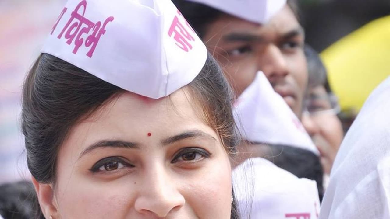 శివసేన ఎంపీ బెదిరించాడు: స్పీకర్ కు ఎంపీ నవనీత్ కౌర్ ఫిర్యాదు శివసేన ఎంపీ బెదిరించాడు: స్పీకర్ కు ఎంపీ నవనీత్ కౌర్ ఫిర్యాదు