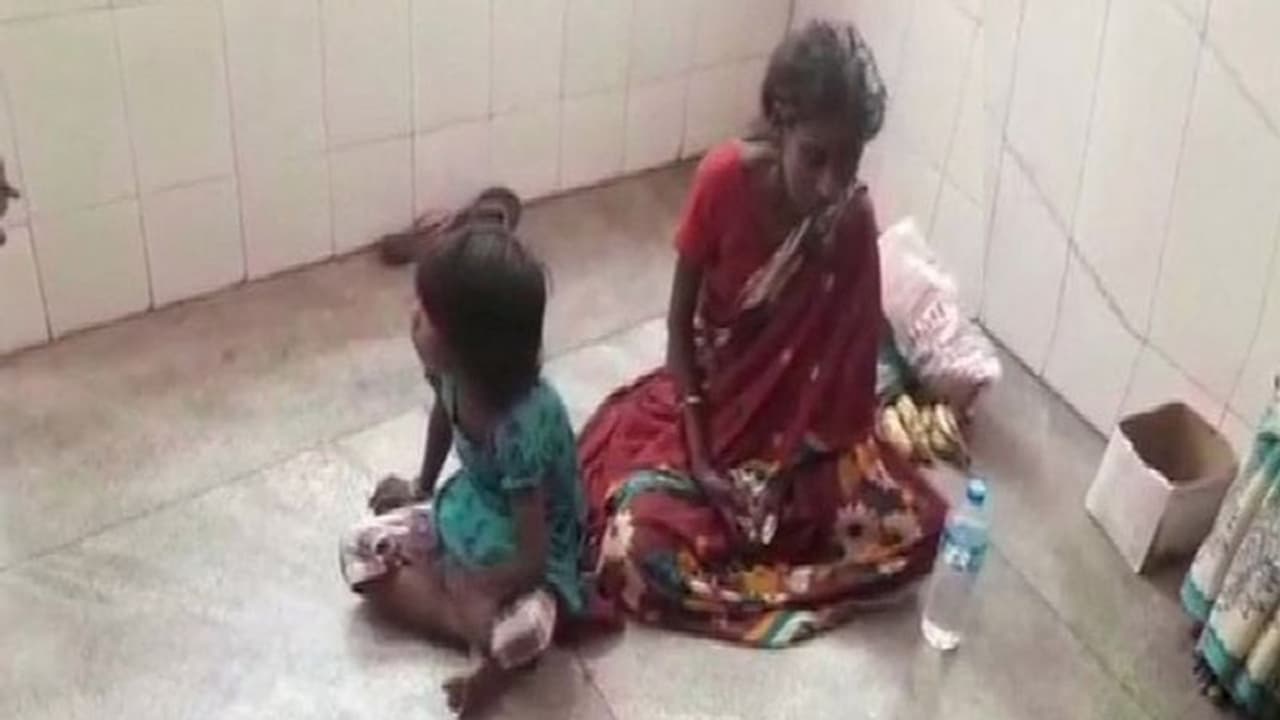 অসুস্থ মা কে দু'মুঠো খাওয়াতে ভিক্ষা করছে একরত্তি মেয়ে অসুস্থ মা কে দু'মুঠো খাওয়াতে ভিক্ষা করছে একরত্তি মেয়ে