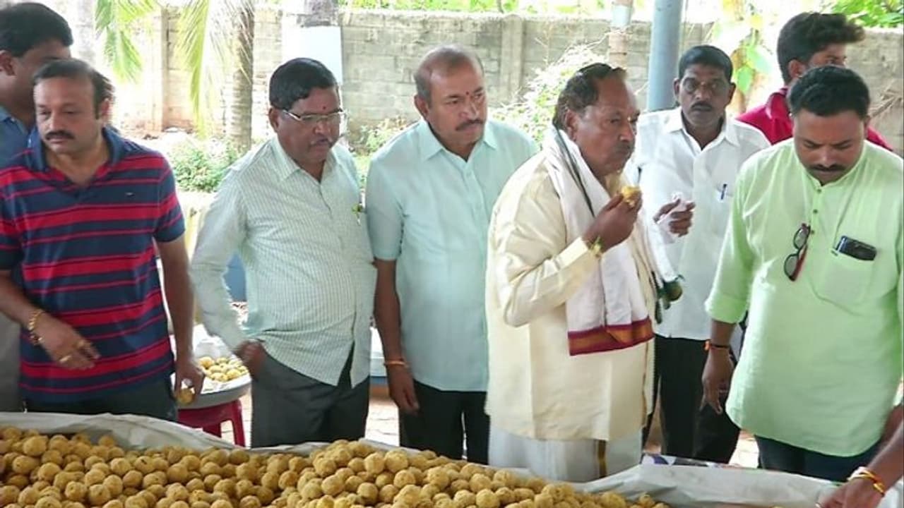 ಈಶ್ವರಪ್ಪ ಮನೆಯಲ್ಲಿ ಲಕ್ಷ ಲಾಡು ತಯಾರಿ.. ಸಿಹಿಭಾಗ್ಯ ಈಶ್ವರಪ್ಪ ಮನೆಯಲ್ಲಿ ಲಕ್ಷ ಲಾಡು ತಯಾರಿ.. ಸಿಹಿಭಾಗ್ಯ