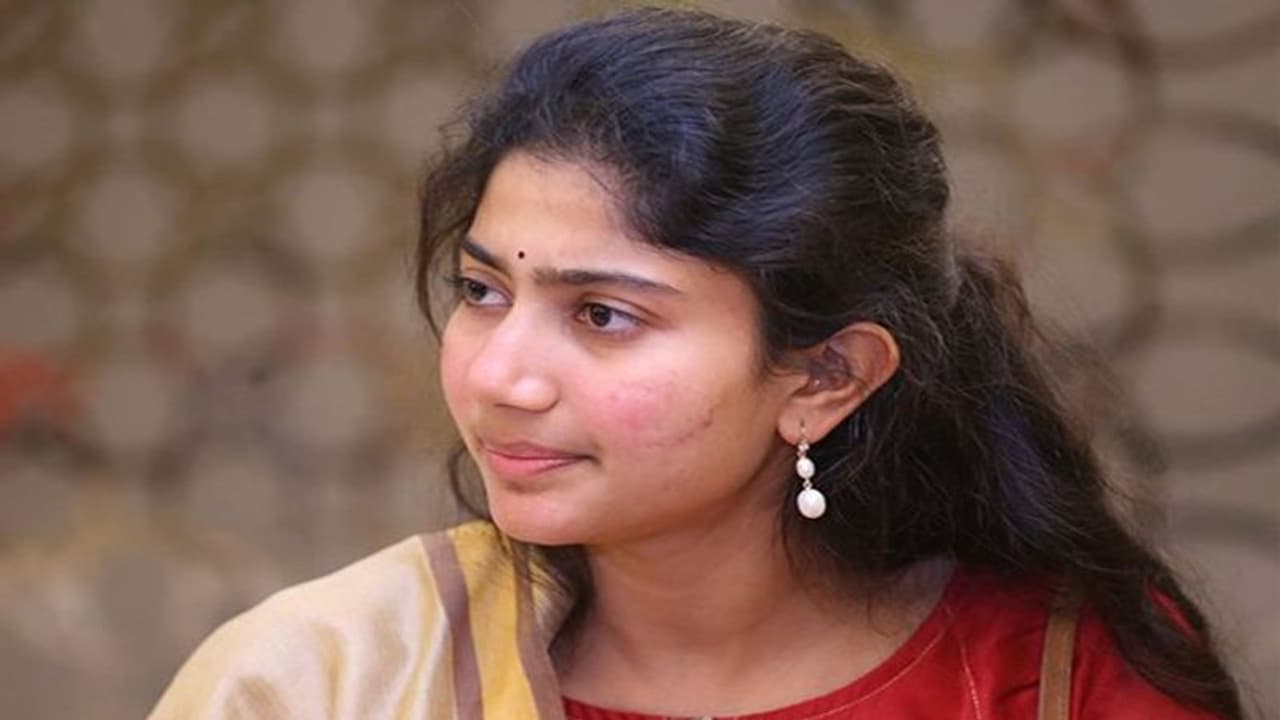 சாய் பல்லவியுடன் மோதிய பிரபல நடிகரின் முட்டி உடைந்தது...படப்பிடிப்பு நிறுத்தம்... சாய் பல்லவியுடன் மோதிய பிரபல நடிகரின் முட்டி உடைந்தது...படப்பிடிப்பு நிறுத்தம்...