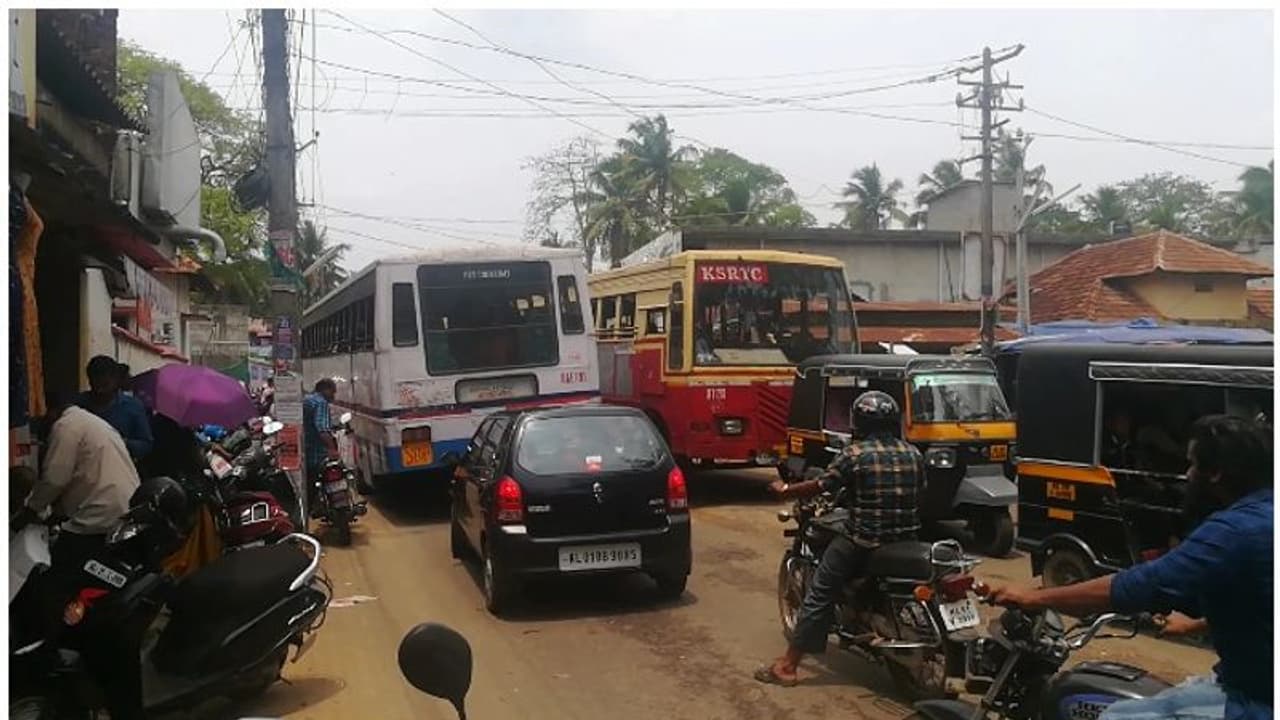 കാട്ടാക്കട ജംഗ്ഷനിലെ ഗതാഗതക്കുരുക്കില് പൊറുതിമുട്ടി ജനം കാട്ടാക്കട ജംഗ്ഷനിലെ ഗതാഗതക്കുരുക്കില് പൊറുതിമുട്ടി ജനം