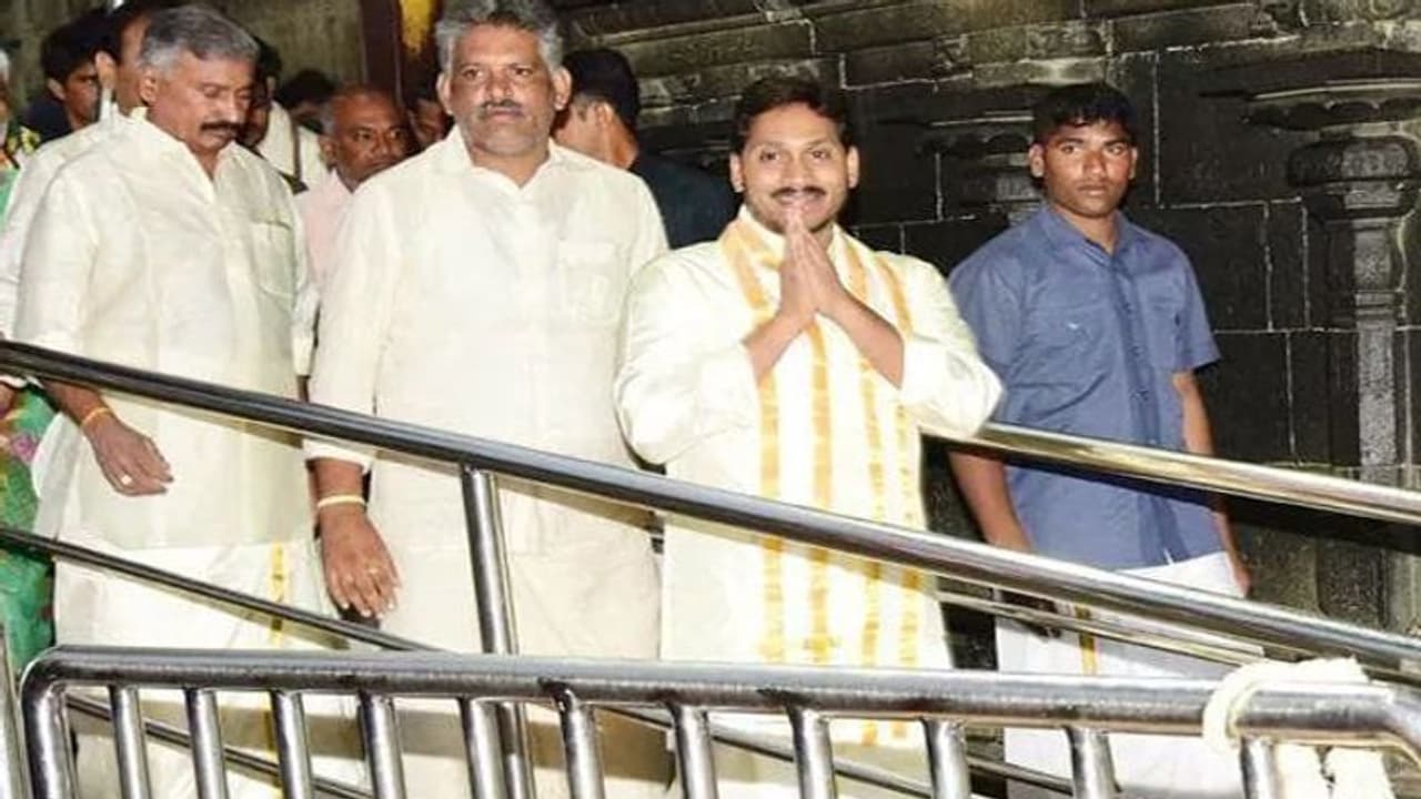 తిరుమల శ్రీవారిని దర్శించుకున్న వైయస్ జగన్ తిరుమల శ్రీవారిని దర్శించుకున్న వైయస్ జగన్