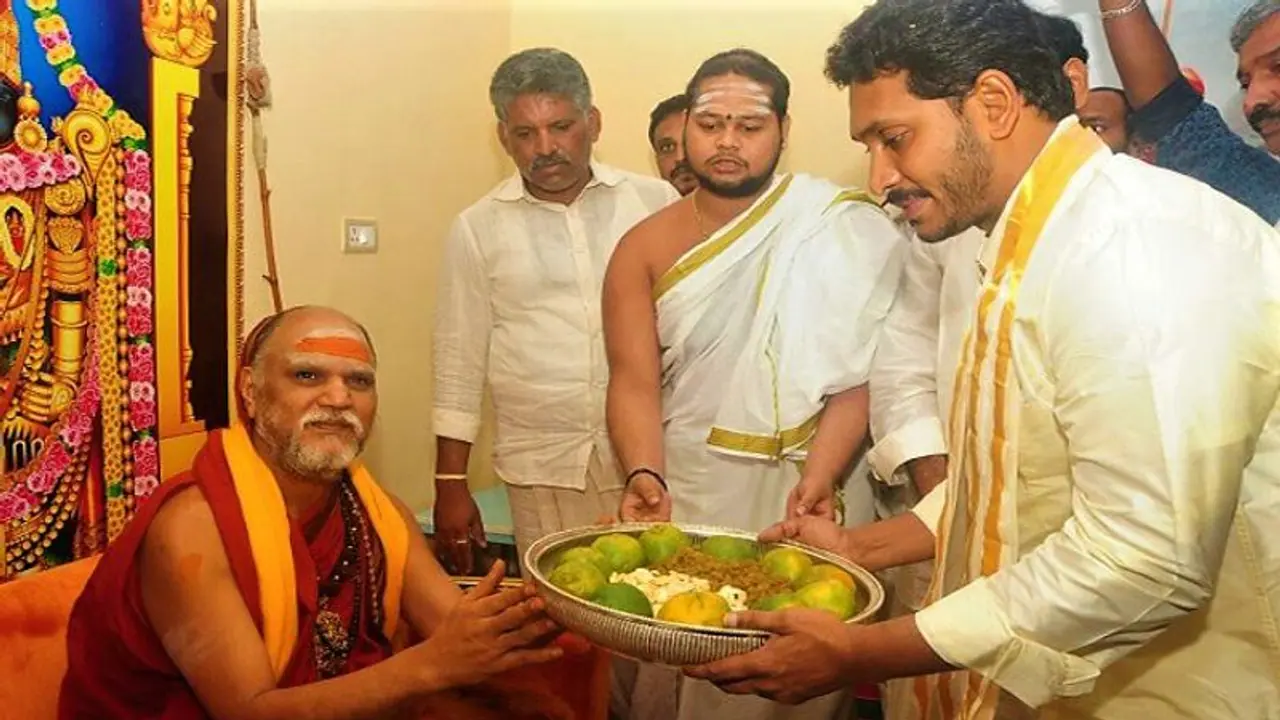 AP capital: ఏపీకి 3 రాజధానులు: జగన్ నిర్ణయం వెనకున్నది ఈయనేనా? AP capital: ఏపీకి 3 రాజధానులు: జగన్ నిర్ణయం వెనకున్నది ఈయనేనా?