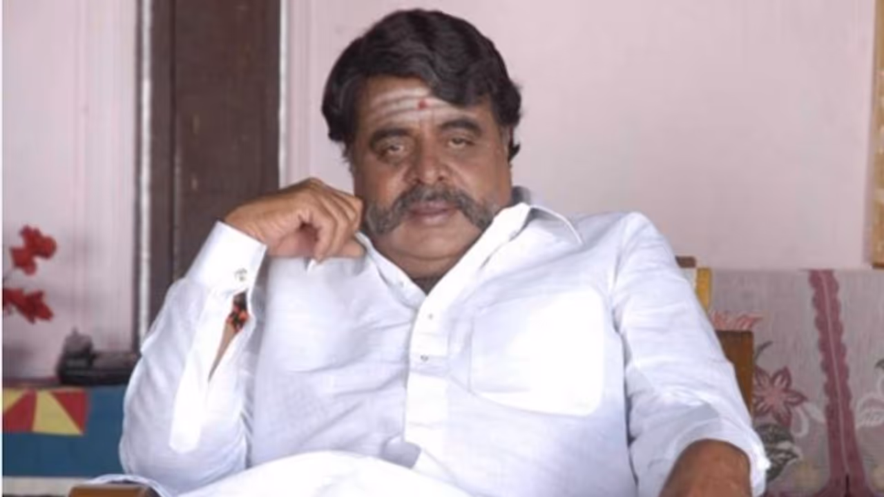 ಅಕ್ರಮ ಗಣಿ: ಅಂಬರೀಷ್ ಹೆಸರು ಎತ್ತಿದ್ದಕ್ಕೆ ಅಭಿಮಾನಿಗಳು ಗರಂ ಅಕ್ರಮ ಗಣಿ: ಅಂಬರೀಷ್ ಹೆಸರು ಎತ್ತಿದ್ದಕ್ಕೆ ಅಭಿಮಾನಿಗಳು ಗರಂ