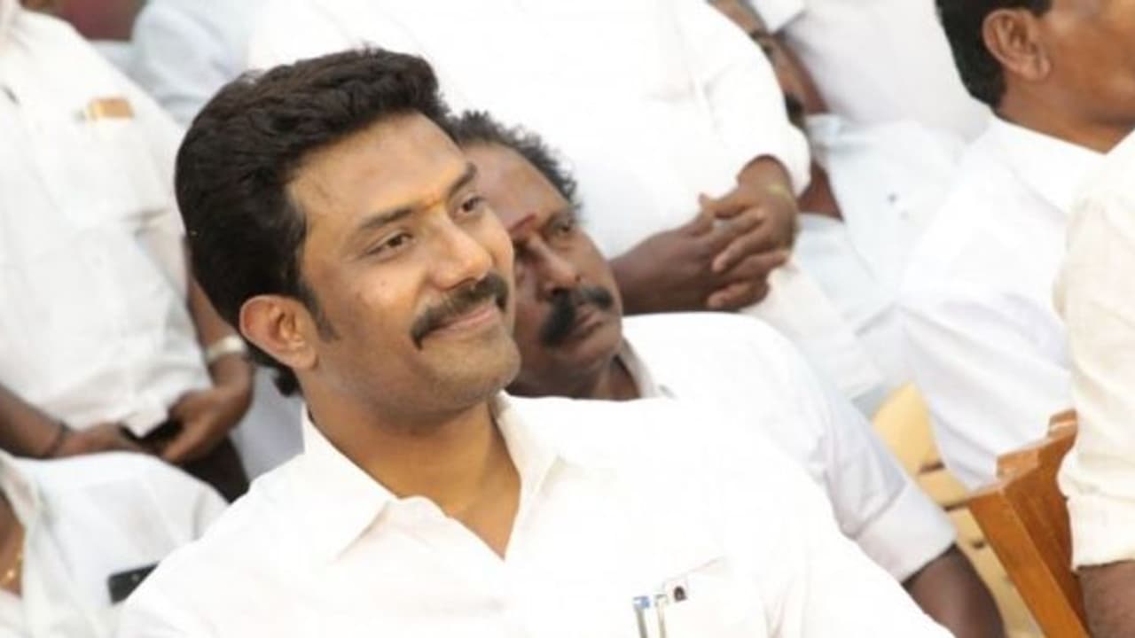 அமைச்சராக துடிக்கும் அதிமுக புள்ளிகள்... ஓபிஎஸ் மகனால் செம்ம அப்செட்டில் எடப்பாடி அண்ட் டீம்!! அமைச்சராக துடிக்கும் அதிமுக புள்ளிகள்... ஓபிஎஸ் மகனால் செம்ம அப்செட்டில் எடப்பாடி அண்ட் டீம்!!