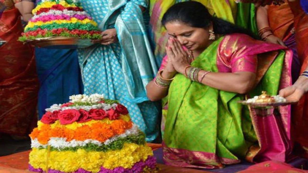 బతుకమ్మకు కల్వకుంట్ల కవిత దూరమే: కారణం అదేనా...