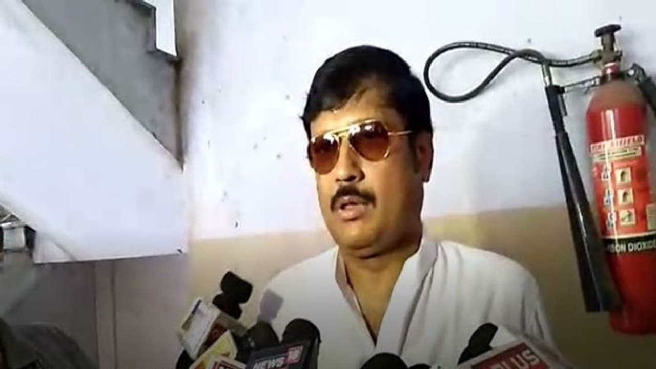 অনাস্থা প্রস্তাবে সই নেই দুই জনের, কারা সব্যসাচীর বিরুদ্ধে গেলেন না সরাসরি অনাস্থা প্রস্তাবে সই নেই দুই জনের, কারা সব্যসাচীর বিরুদ্ধে গেলেন না সরাসরি