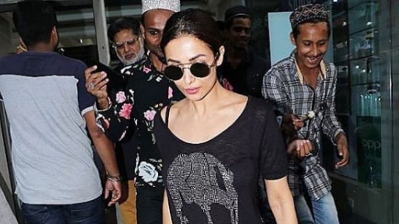 Malaika Arora mobbed by selfie seeking fans at Mumbai mall (Video)