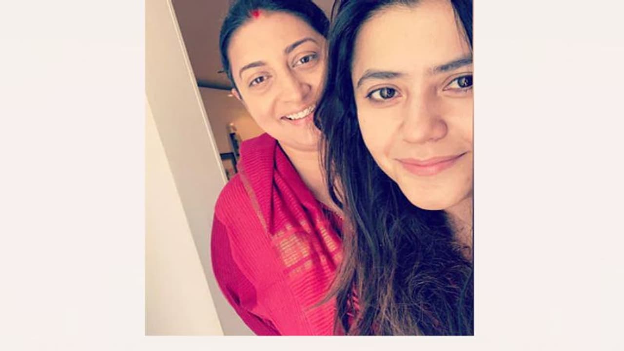 మొక్కు తీర్చుకున్న స్మృతి ఇరానీ... 14కిలోమీటర్లు చెప్పులు లేకుండా నడిచి మరీ మొక్కు తీర్చుకున్న స్మృతి ఇరానీ... 14కిలోమీటర్లు చెప్పులు లేకుండా నడిచి మరీ