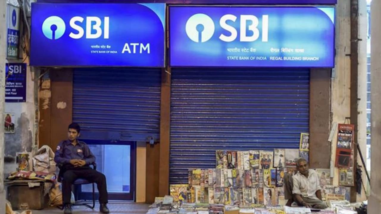 കാര് റോഡിലിറക്കാനുളള വിലയുടെ 90 ശതമാനം വായ്പ: സ്റ്റേറ്റ് ബാങ്ക് വാഹന വായ്പ ഇളവുകള് പ്രഖ്യാപിച്ചു കാര് റോഡിലിറക്കാനുളള വിലയുടെ 90 ശതമാനം വായ്പ: സ്റ്റേറ്റ് ബാങ്ക് വാഹന വായ്പ ഇളവുകള് പ്രഖ്യാപിച്ചു