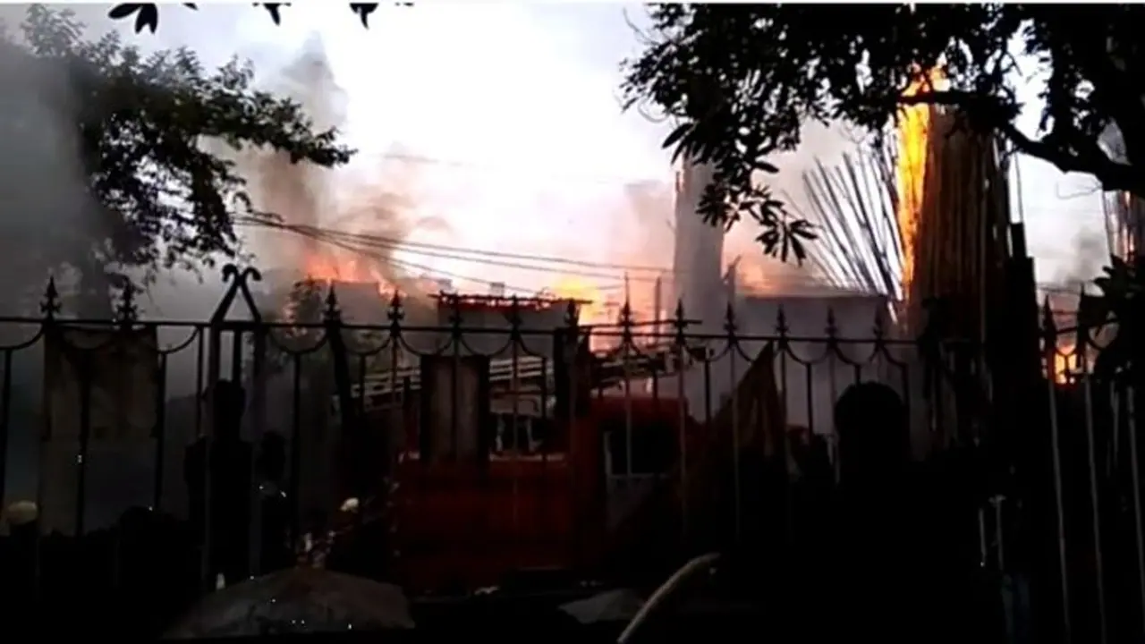 ভয়াবহ আগুন পার্ক সার্কাসে, বন্ধ শিয়ালদহ দক্ষিণের রেল পরিষেবা ভয়াবহ আগুন পার্ক সার্কাসে, বন্ধ শিয়ালদহ দক্ষিণের রেল পরিষেবা