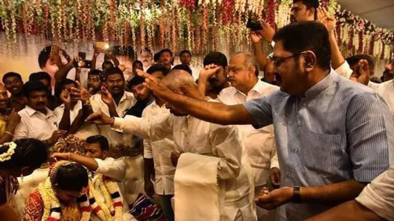 நமக்கு கூட்டம் மட்டும் தான் கூடுது... ஆனா ஓட்டு!! சோகத்திலும் ஜாலியாக பேசிய தினகரன் நமக்கு கூட்டம் மட்டும் தான் கூடுது... ஆனா ஓட்டு!! சோகத்திலும் ஜாலியாக பேசிய தினகரன்