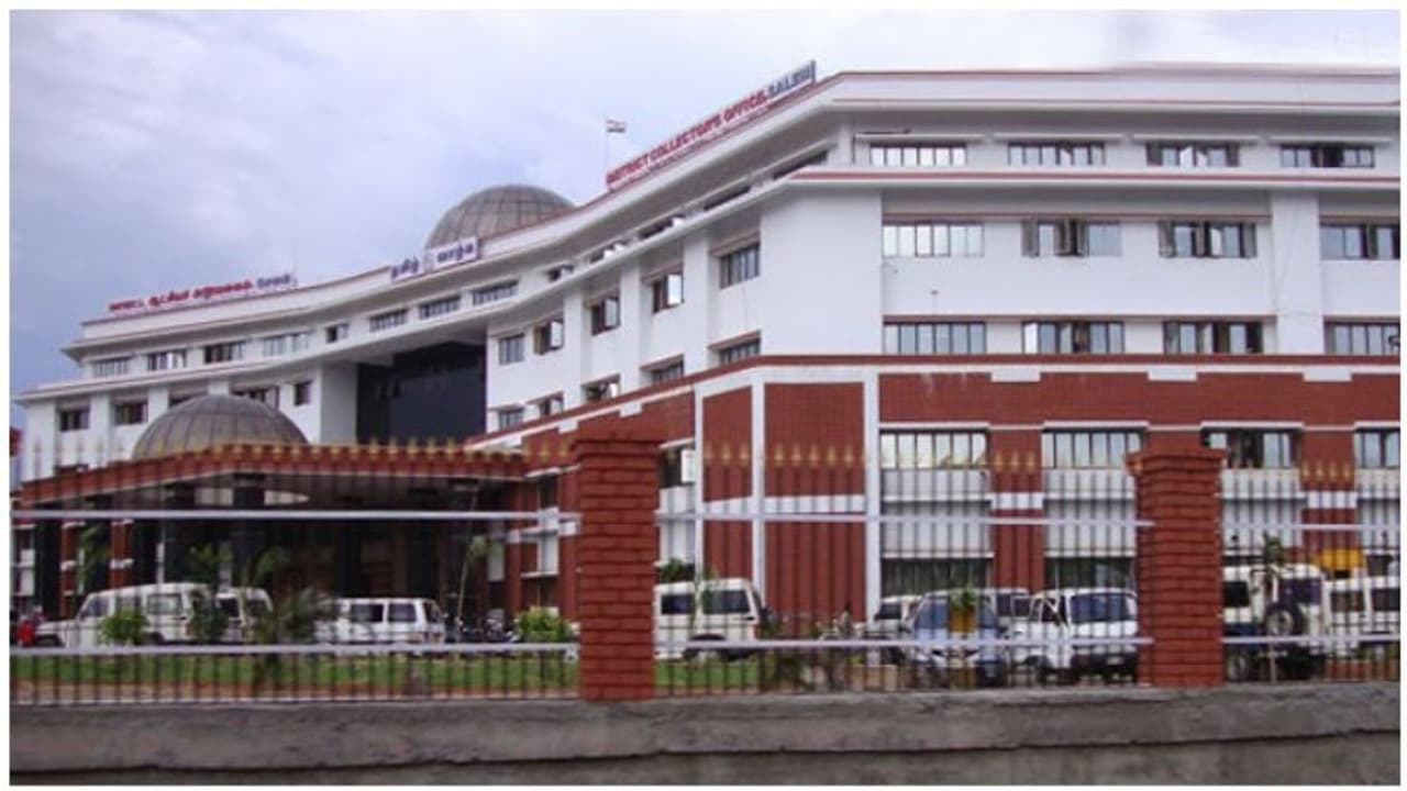 ’பதவிய விட்டு போயிடாதீங்க...’ முதல்வர் மாவட்டத்தில் நிர்வாகி தீக்குளிக்க முயற்சி..! ’பதவிய விட்டு போயிடாதீங்க...’ முதல்வர் மாவட்டத்தில் நிர்வாகி தீக்குளிக்க முயற்சி..!