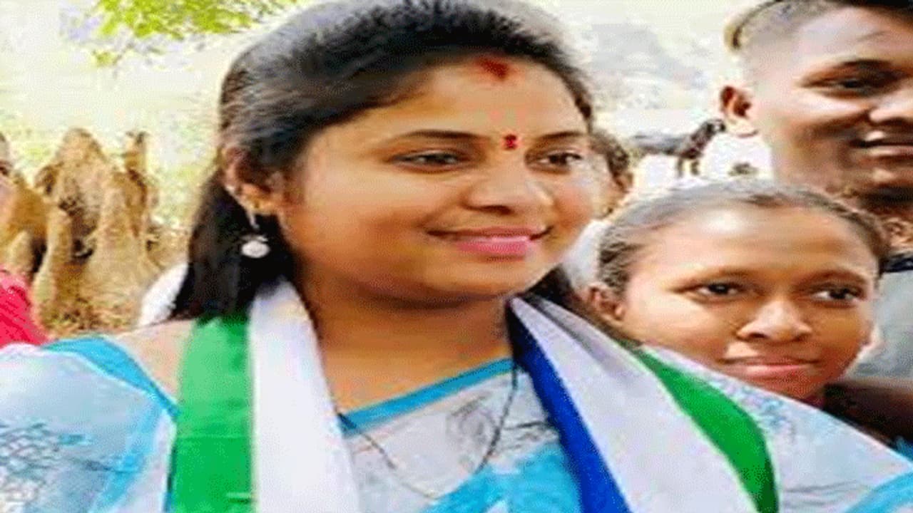 ఏపీ డీప్యూటీ సీఎం పుష్ప శ్రీవాణి దంపతులకు పాజిటివ్: విశాఖ ఆస్పత్రిలో చికిత్స ఏపీ డీప్యూటీ సీఎం పుష్ప శ్రీవాణి దంపతులకు పాజిటివ్: విశాఖ ఆస్పత్రిలో చికిత్స