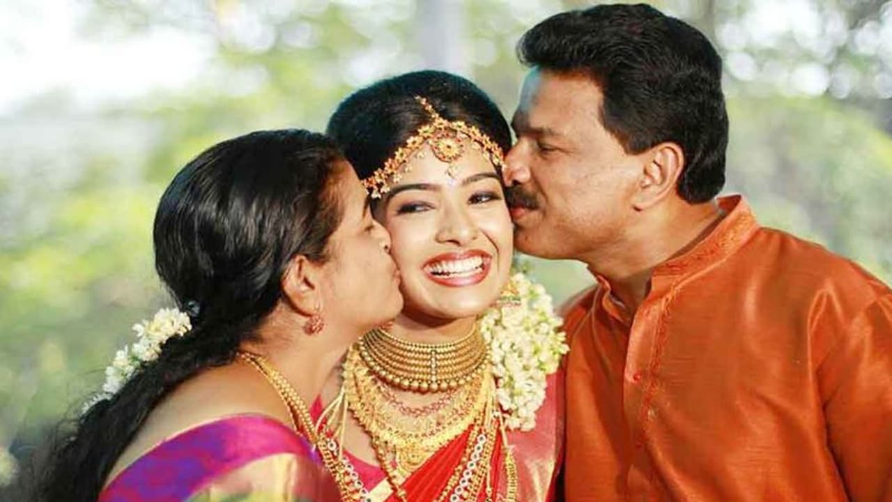 அரண்மனை கிளி சீரியல் நடிகை ஜானுவின் கணவர் இவரா? முதல் முறையாக வெளியான புகைப்படம்! அரண்மனை கிளி சீரியல் நடிகை ஜானுவின் கணவர் இவரா? முதல் முறையாக வெளியான புகைப்படம்!