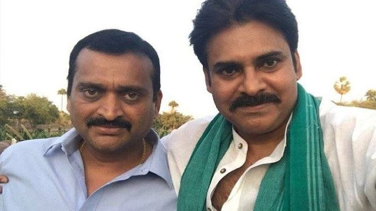 పవన్ పై మరోసారి ప్రేమ కురిపించిన బండ్ల గణేష్ పవన్ పై మరోసారి ప్రేమ కురిపించిన బండ్ల గణేష్