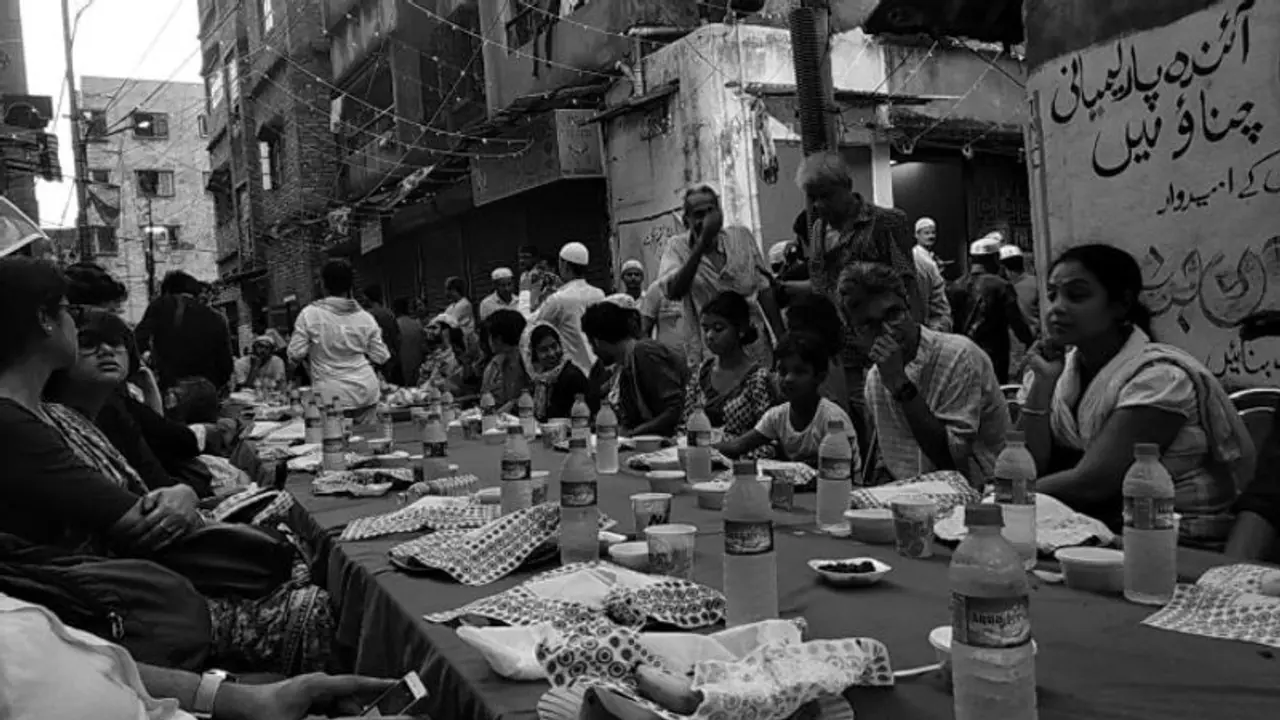 পথ দেখাবে পিএম বস্তি, ইফতার শেষে বলছেন ৭০০ জন পথ দেখাবে পিএম বস্তি, ইফতার শেষে বলছেন ৭০০ জন