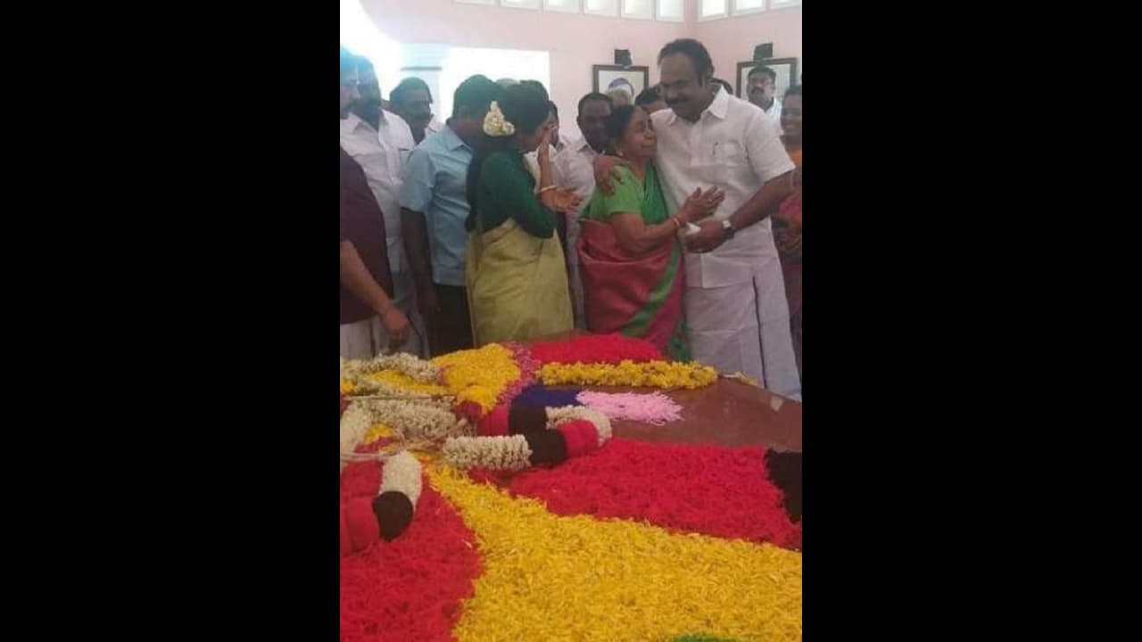 கண்ணீர்விட்டு அழுத தமிழச்சி தங்கப்பாண்டியன்! தந்தை சமாதியில் அஞ்சலி !! கண்ணீர்விட்டு அழுத தமிழச்சி தங்கப்பாண்டியன்! தந்தை சமாதியில் அஞ்சலி !!