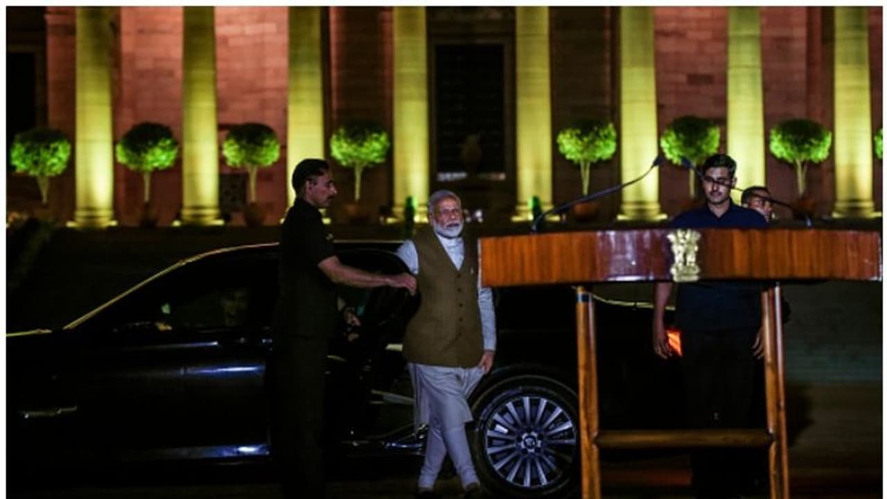 മോദി 2.0: കേന്ദ്രമന്ത്രിമാരുടെ പട്ടികയായി, ദില്ലിയിൽ പാതിരാ ചർച്ചകൾ, മോദി ജയ്റ്റ്ലിയെ കണ്ടു മോദി 2.0: കേന്ദ്രമന്ത്രിമാരുടെ പട്ടികയായി, ദില്ലിയിൽ പാതിരാ ചർച്ചകൾ, മോദി ജയ്റ്റ്ലിയെ കണ്ടു