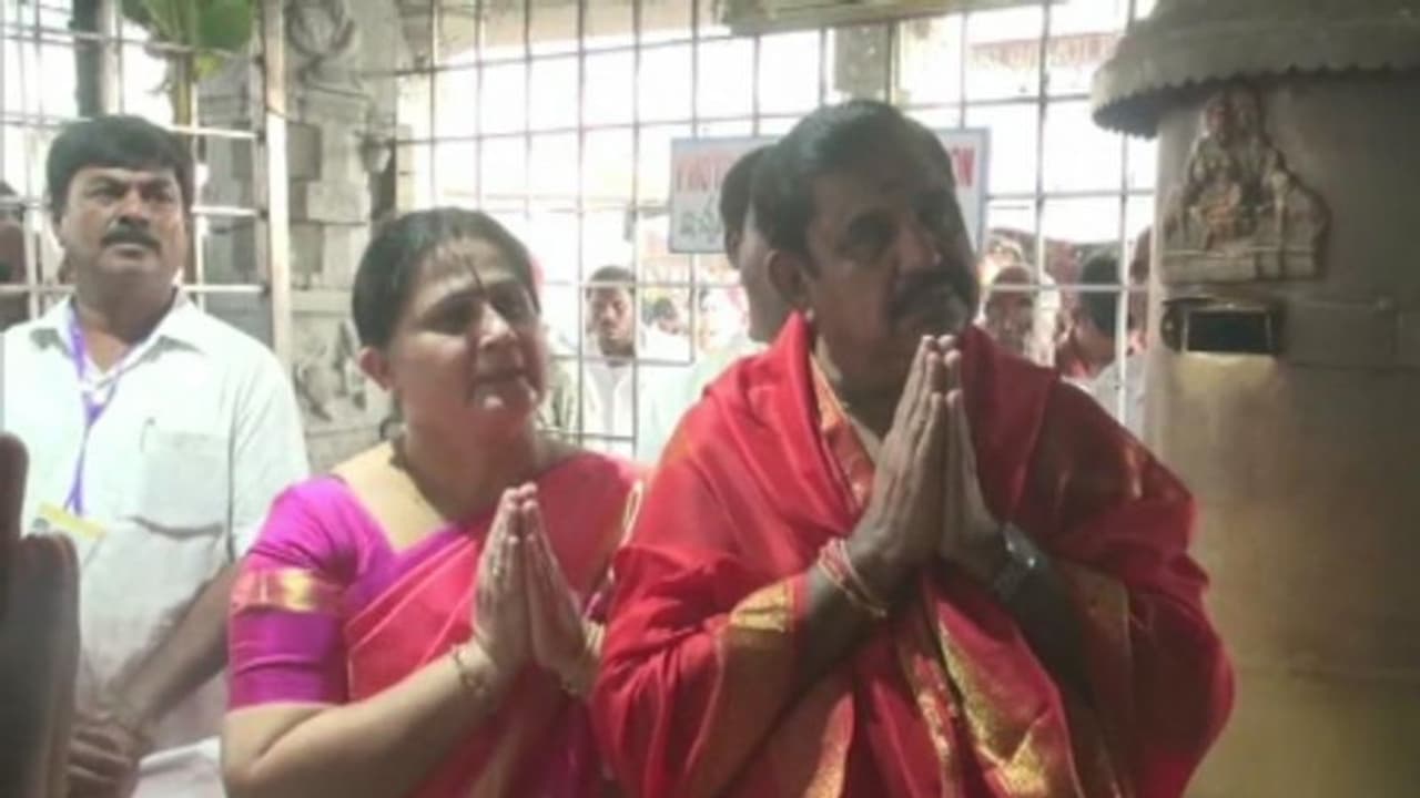 ஆண்டவா தமிழ்நாட்டில் மழை பெய்யணும்...!! மழைக்காக ஏழுமலையானை வேண்டிய முதல் முதலமைச்சர் எடப்பாடி... ஆண்டவா தமிழ்நாட்டில் மழை பெய்யணும்...!! மழைக்காக ஏழுமலையானை வேண்டிய முதல் முதலமைச்சர் எடப்பாடி...