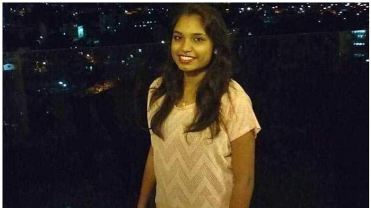 ഡോ. പായലിന്റേത് കൊലപാതകമെന്ന് സൂചന; മരണകാരണം കഴുത്തിലേറ്റ മുറിവെന്ന് പോസ്റ്റ് മോര്ട്ടം റിപ്പോര്ട്ട് ഡോ. പായലിന്റേത് കൊലപാതകമെന്ന് സൂചന; മരണകാരണം കഴുത്തിലേറ്റ മുറിവെന്ന് പോസ്റ്റ് മോര്ട്ടം റിപ്പോര്ട്ട്