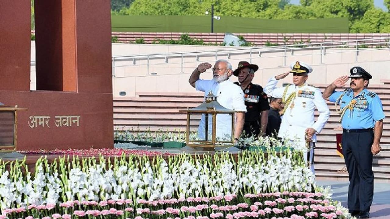 ಗಾಂಧಿ, ಅಟಲ್, ಯುದ್ಧ ಸ್ಮಾರಕಕ್ಕೆ ನರೇಂದ್ರ ಮೋದಿ ಪುಷ್ಪನಮನ ಗಾಂಧಿ, ಅಟಲ್, ಯುದ್ಧ ಸ್ಮಾರಕಕ್ಕೆ ನರೇಂದ್ರ ಮೋದಿ ಪುಷ್ಪನಮನ