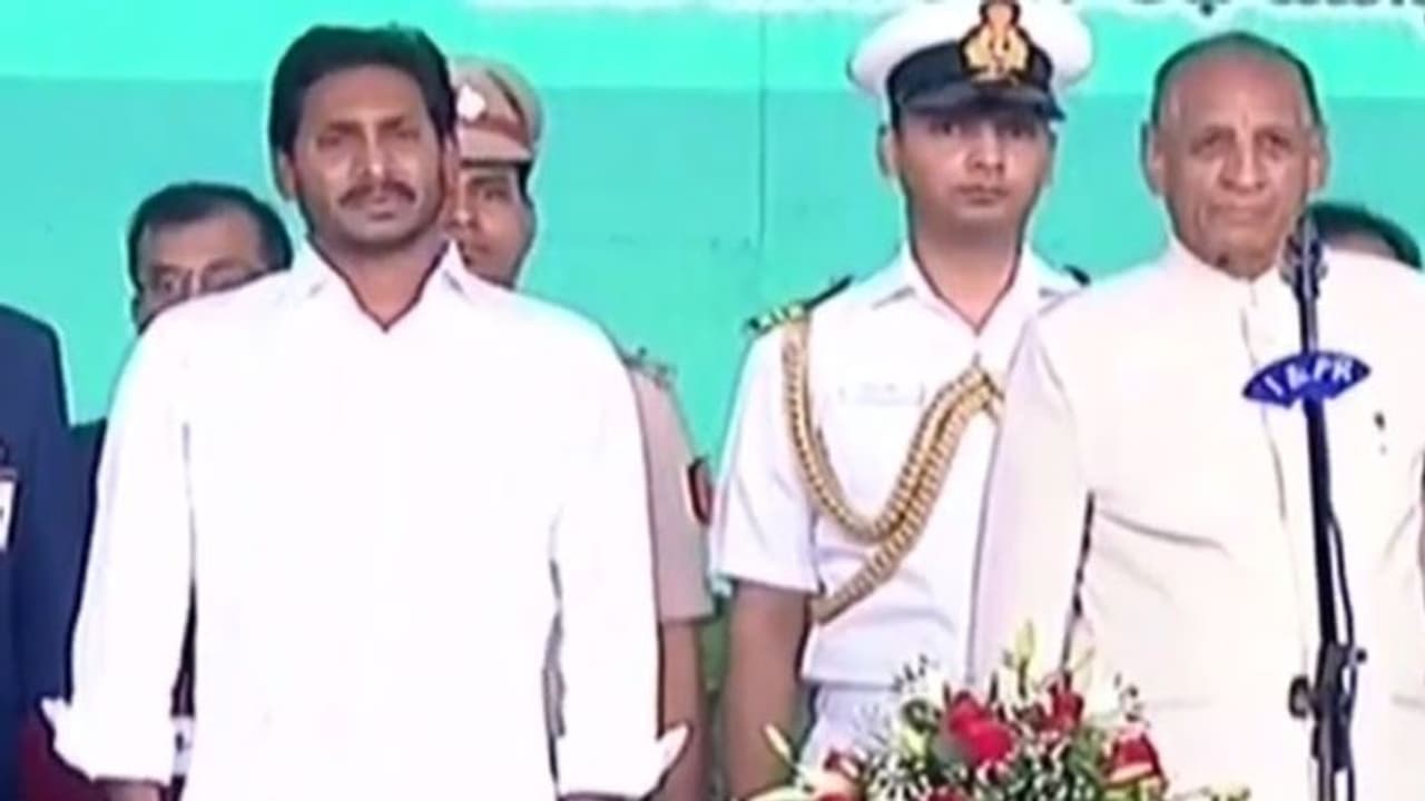 ಆಂಧ್ರ ಸಿಎಂ ಆಗಿ ಜಗನ್ ಪ್ರಮಾಣವಚನ: ಬಾರದ ನಾಯ್ಡು! ಆಂಧ್ರ ಸಿಎಂ ಆಗಿ ಜಗನ್ ಪ್ರಮಾಣವಚನ: ಬಾರದ ನಾಯ್ಡು!