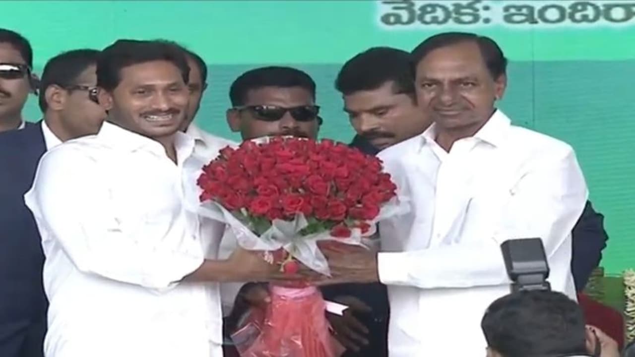 ఖడ్గ చాలనం వద్దు కరచాలనమే: కేసీఆర్ ఖడ్గ చాలనం వద్దు కరచాలనమే: కేసీఆర్