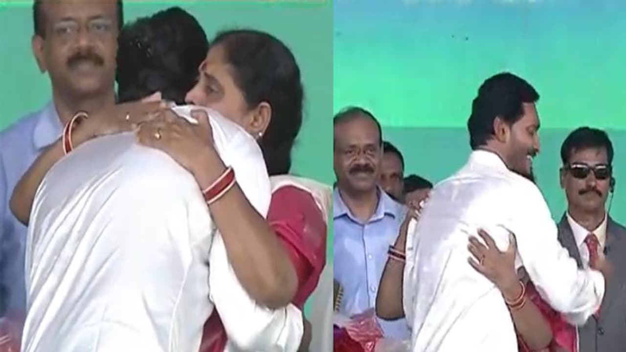 ఉద్విగ్న క్షణాలు: సీఎం జగన్ భావోద్వేగం, విజయమ్మ కంటతడి