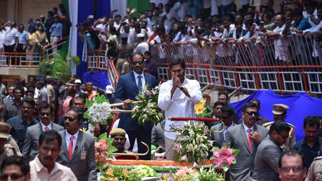 తండ్రి వైఎస్ ను తలపిస్తూ జగన్: చేతికి వాచీతో సహా... తండ్రి వైఎస్ ను తలపిస్తూ జగన్: చేతికి వాచీతో సహా...