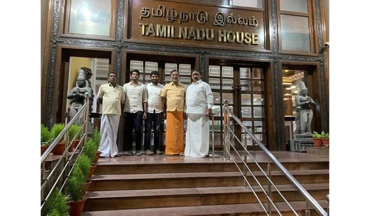 சித்தப்பன், பெரியப்பன், அங்காளி பங்காளிகளோடு டெல்லியை டறியலாக்கும் ஓபிஆர்!! குமுறும் ரத்தத்தின் ரத்தங்கள் சித்தப்பன், பெரியப்பன், அங்காளி பங்காளிகளோடு டெல்லியை டறியலாக்கும் ஓபிஆர்!! குமுறும் ரத்தத்தின் ரத்தங்கள்