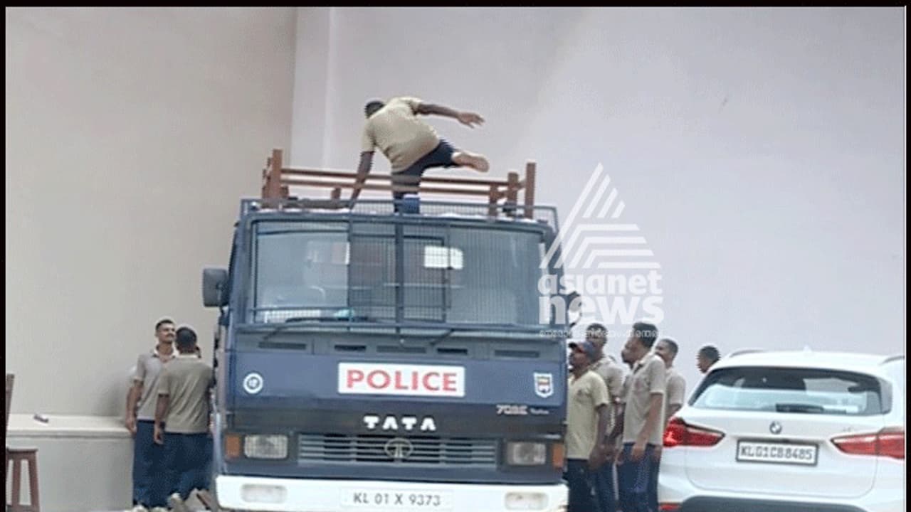 ചുമട് എടുക്കാന് പൊലീസുകാർ; ഡിജിപിയുടെ സർക്കുലറിന് പുല്ലുവില ചുമട് എടുക്കാന് പൊലീസുകാർ; ഡിജിപിയുടെ സർക്കുലറിന് പുല്ലുവില