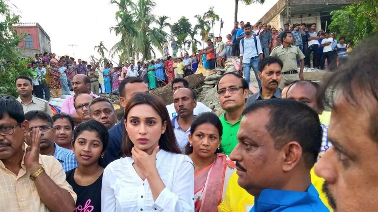 শপথ গ্রহণের আগেই এলাকা পরিদর্শনে সাংসদ, স্থানীয়দের সঙ্গে কথা বললেন মিমি