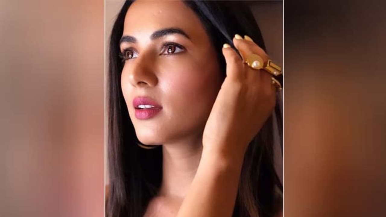 বিশ্বকাপ খেলতে বিলেতে রাহুল, এর মাঝে সুন্দরী সোনাল কী বিস্ফোরণ ঘটালেন