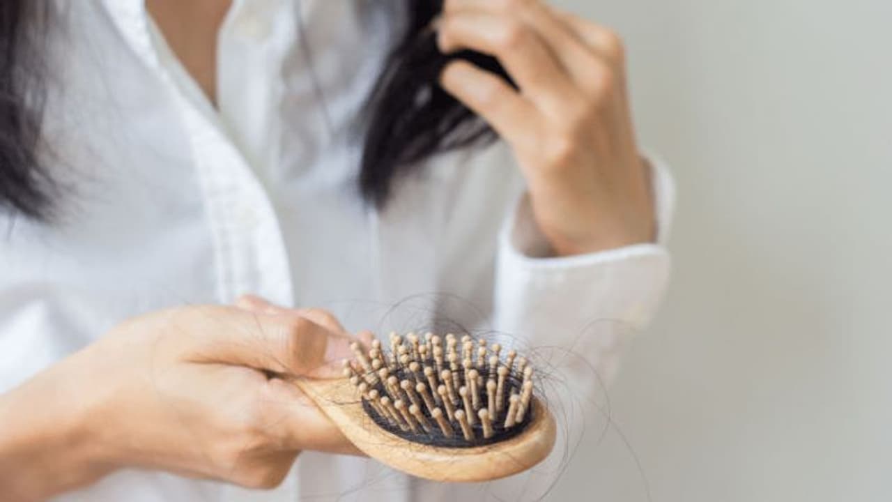 മുടികൊഴിച്ചിൽ കുറയ്ക്കാൻ ഇതാ മൂന്ന് ഈസി ടിപ്സ് മുടികൊഴിച്ചിൽ കുറയ്ക്കാൻ ഇതാ മൂന്ന് ഈസി ടിപ്സ്