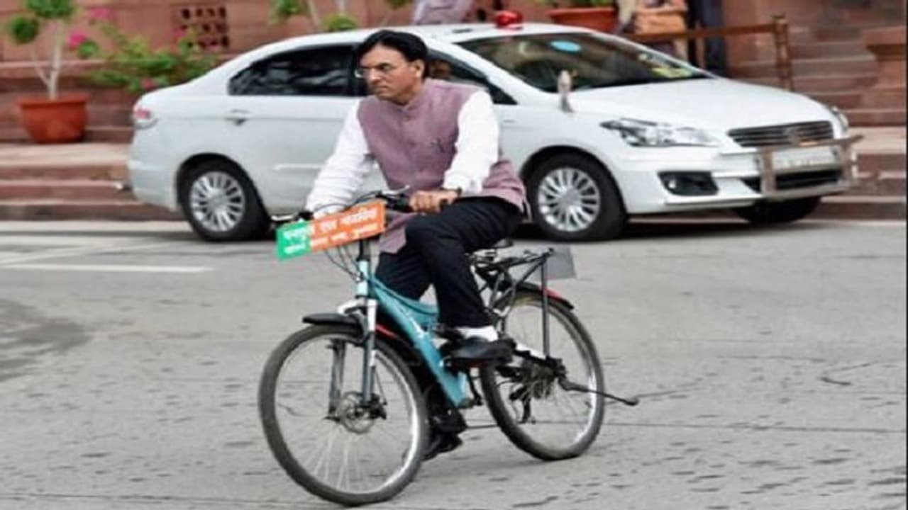 ಮೋದಿ ಪ್ರಮಾಣ ವಚನಕ್ಕೆ ಸೈಕಲ್ ನಲ್ಲಿ ಬಂದ ಈ ಸಚಿವ!