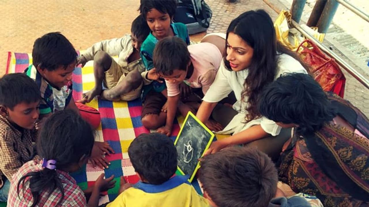'ഈ യാചകരുടെ കുട്ടികളെ പഠിപ്പിച്ചിട്ടെന്ത് കിട്ടാനാണ്' എന്ന് ചോദിച്ചവരോട് അവള്ക്ക് പറയാനുള്ളത്... 'ഈ യാചകരുടെ കുട്ടികളെ പഠിപ്പിച്ചിട്ടെന്ത് കിട്ടാനാണ്' എന്ന് ചോദിച്ചവരോട് അവള്ക്ക് പറയാനുള്ളത്...