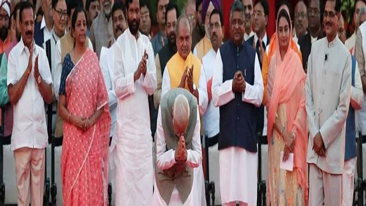 ಮೋದಿ ಜೊತೆ ಪ್ರಮಾಣವಚನ ಸ್ವೀಕರಿಸಿದವರು: ಟೀಂ ಮೋದಿ ಡಿಟೇಲ್ಸ್! ಮೋದಿ ಜೊತೆ ಪ್ರಮಾಣವಚನ ಸ್ವೀಕರಿಸಿದವರು: ಟೀಂ ಮೋದಿ ಡಿಟೇಲ್ಸ್!