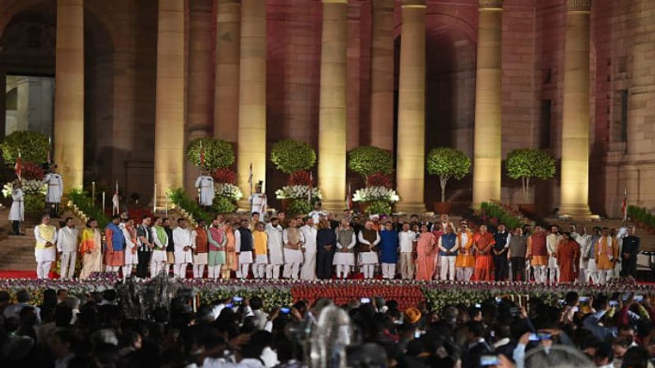 மோடி அமைச்சரவையில் உ.பி. நம்பர் ஒன்..! தமிழகத்துக்கு இரு கேபினட் பொறுப்பா? மோடி அமைச்சரவையில் உ.பி. நம்பர் ஒன்..! தமிழகத்துக்கு இரு கேபினட் பொறுப்பா?