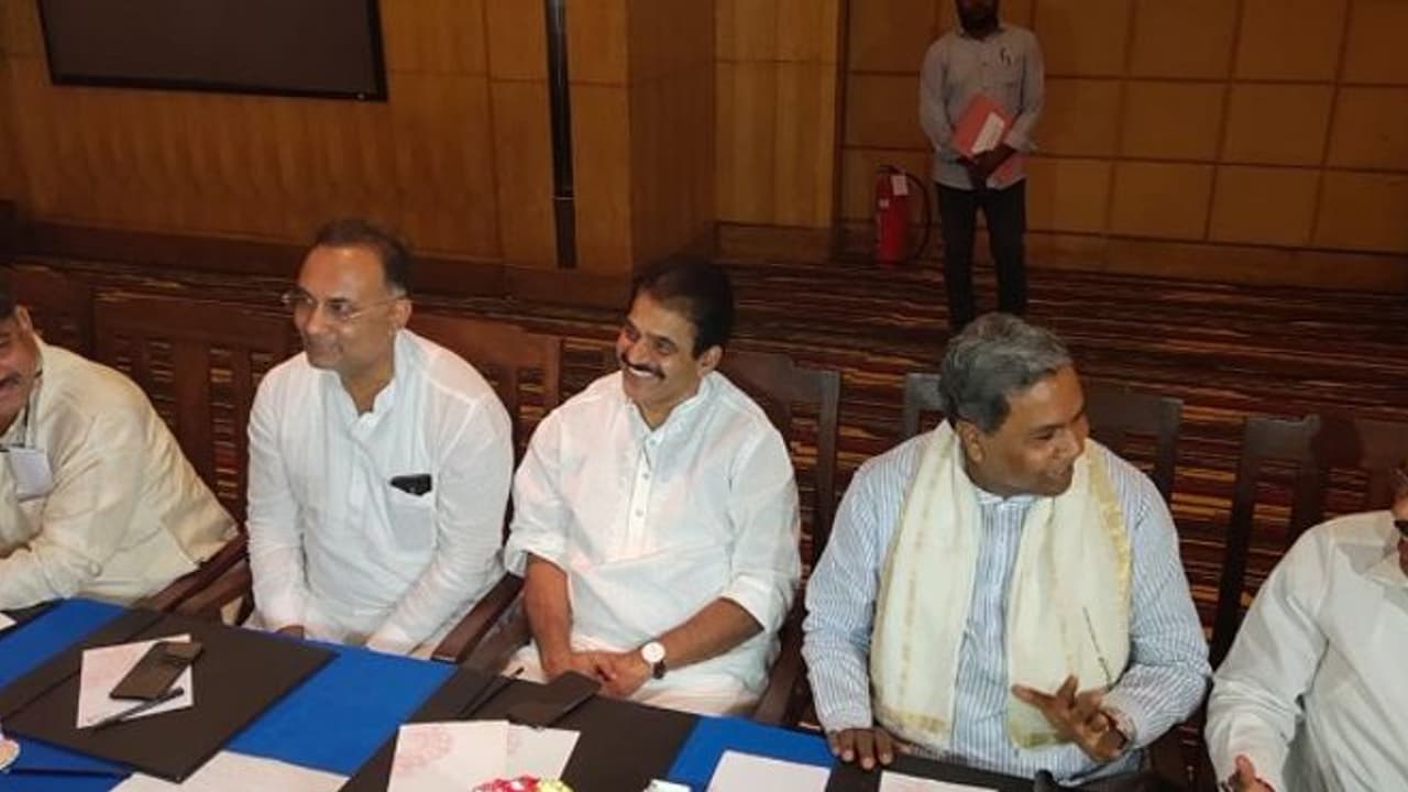 ಇನ್ನೂ ನೀಗದ ಮೈತ್ರಿ ಸರ್ಕಾರದ ಸಂಪುಟ ಸಂಕಟ ಇನ್ನೂ ನೀಗದ ಮೈತ್ರಿ ಸರ್ಕಾರದ ಸಂಪುಟ ಸಂಕಟ