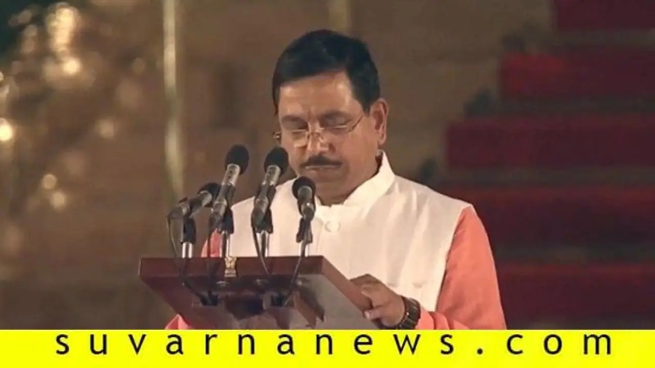 ಸಂಸತ್ನಲ್ಲಿ 100 ಕೆ.ಜಿ. ಧಾರವಾಡ ಪೇಡಾ ಹಂಚಿದ ಪ್ರಹ್ಲಾದ್ ಜೋಶಿ! ಸಂಸತ್ನಲ್ಲಿ 100 ಕೆ.ಜಿ. ಧಾರವಾಡ ಪೇಡಾ ಹಂಚಿದ ಪ್ರಹ್ಲಾದ್ ಜೋಶಿ!