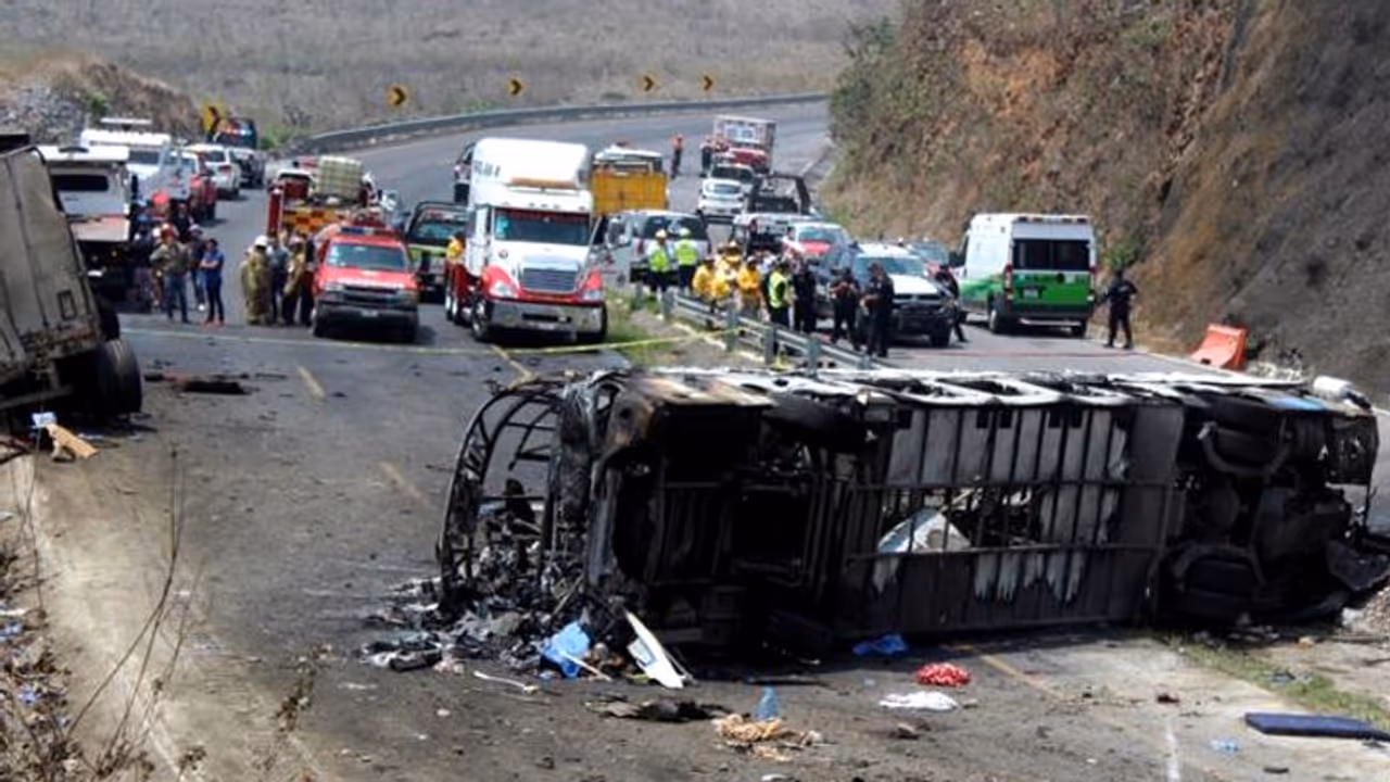 ബസും ട്രക്കും കൂട്ടിയിടിച്ച് തീ പിടിച്ചു, ഇത് ഞെട്ടിക്കുന്ന അപകടം ബസും ട്രക്കും കൂട്ടിയിടിച്ച് തീ പിടിച്ചു, ഇത് ഞെട്ടിക്കുന്ന അപകടം