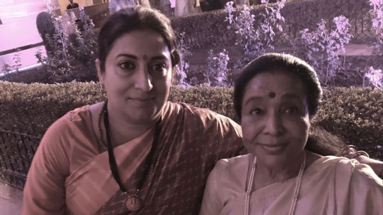 पीएम मोदी शपथ ग्रहण के बाद आशा भोसले फंस गई थी भीड़ में, स्मृति ईरानी ने की मदद