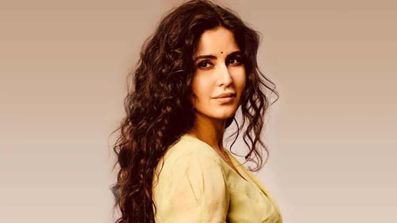 ক্যাটরিনাকে ঘিরে ধরলেন পুরুষ ভক্তরা! মেজাজ হারিয়ে কী করলেন নায়িকা