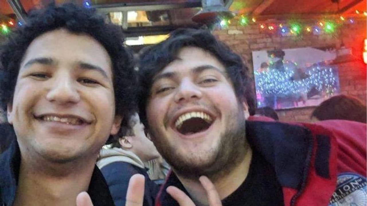 ഒരേ പേര്, ഒരേ പോലെയുള്ള പ്രൊഫൈല് ചിത്രങ്ങള്; തന്നെപ്പോലെയിരിക്കുന്നൊരാളെ കാണാന് അവന് യാത്ര ചെയ്തത് 5800 കിലോ മീറ്റര് ഒരേ പേര്, ഒരേ പോലെയുള്ള പ്രൊഫൈല് ചിത്രങ്ങള്; തന്നെപ്പോലെയിരിക്കുന്നൊരാളെ കാണാന് അവന് യാത്ര ചെയ്തത് 5800 കിലോ മീറ്റര്