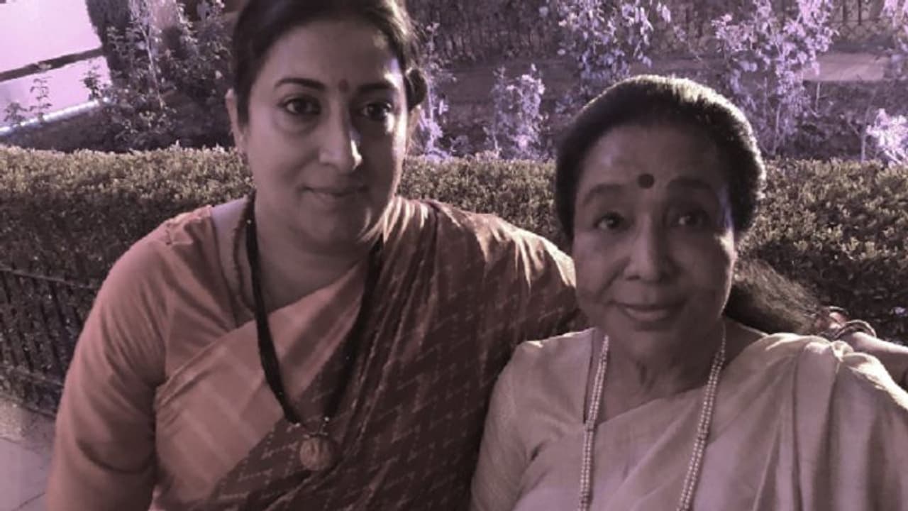 ಗಾಬರಿಗೊಂಡ ಆಶಾ ಭೋಂಸ್ಲೆ, ವೇದಿಕೆ ಬಿಟ್ಟು ಸಹಾಯಕ್ಕೆ ಧಾವಿಸಿದ ಸ್ಮೃತಿ ಇರಾನಿ! ಗಾಬರಿಗೊಂಡ ಆಶಾ ಭೋಂಸ್ಲೆ, ವೇದಿಕೆ ಬಿಟ್ಟು ಸಹಾಯಕ್ಕೆ ಧಾವಿಸಿದ ಸ್ಮೃತಿ ಇರಾನಿ!