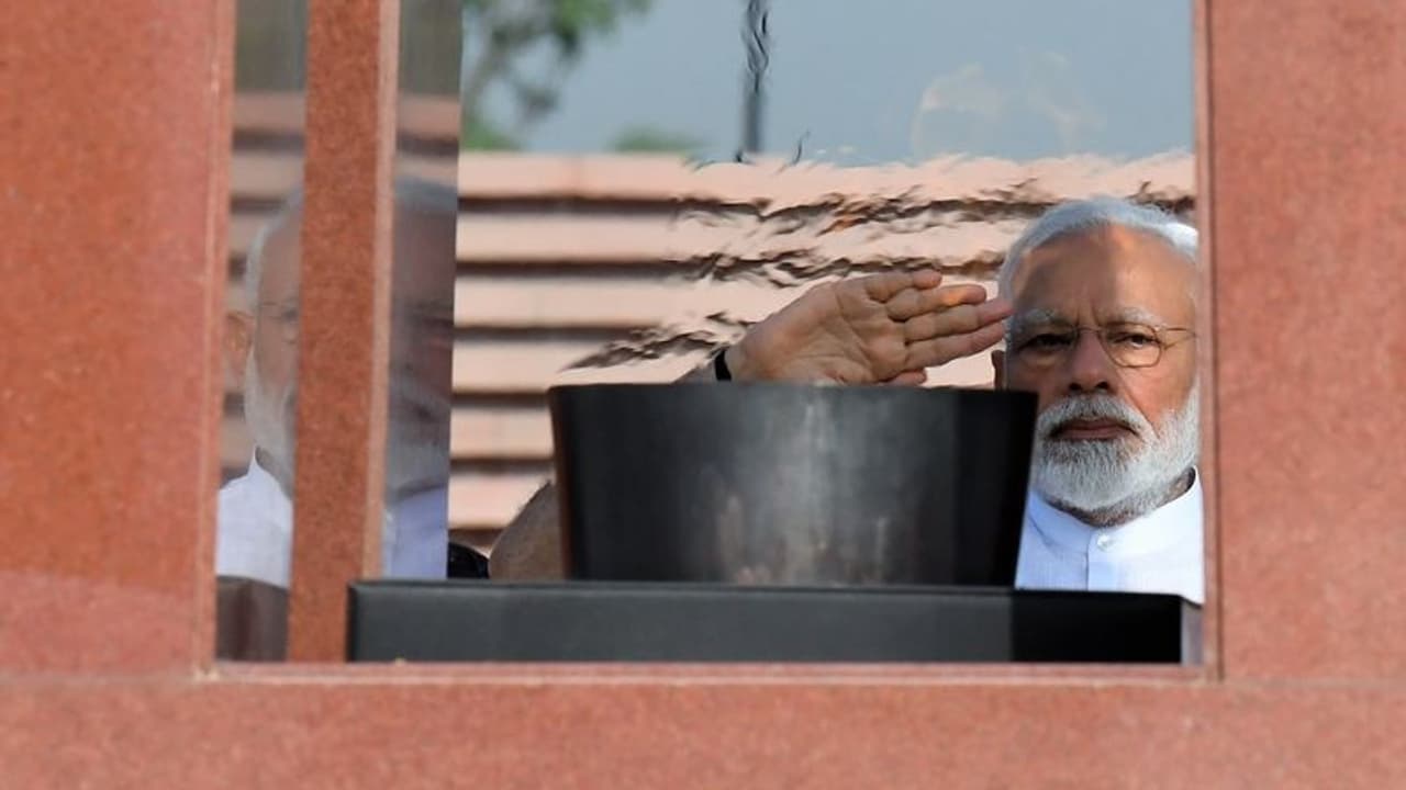 पीएम मोदी का पहला फैसला देश की सुरक्षा करने वालों के नाम पीएम मोदी का पहला फैसला देश की सुरक्षा करने वालों के नाम