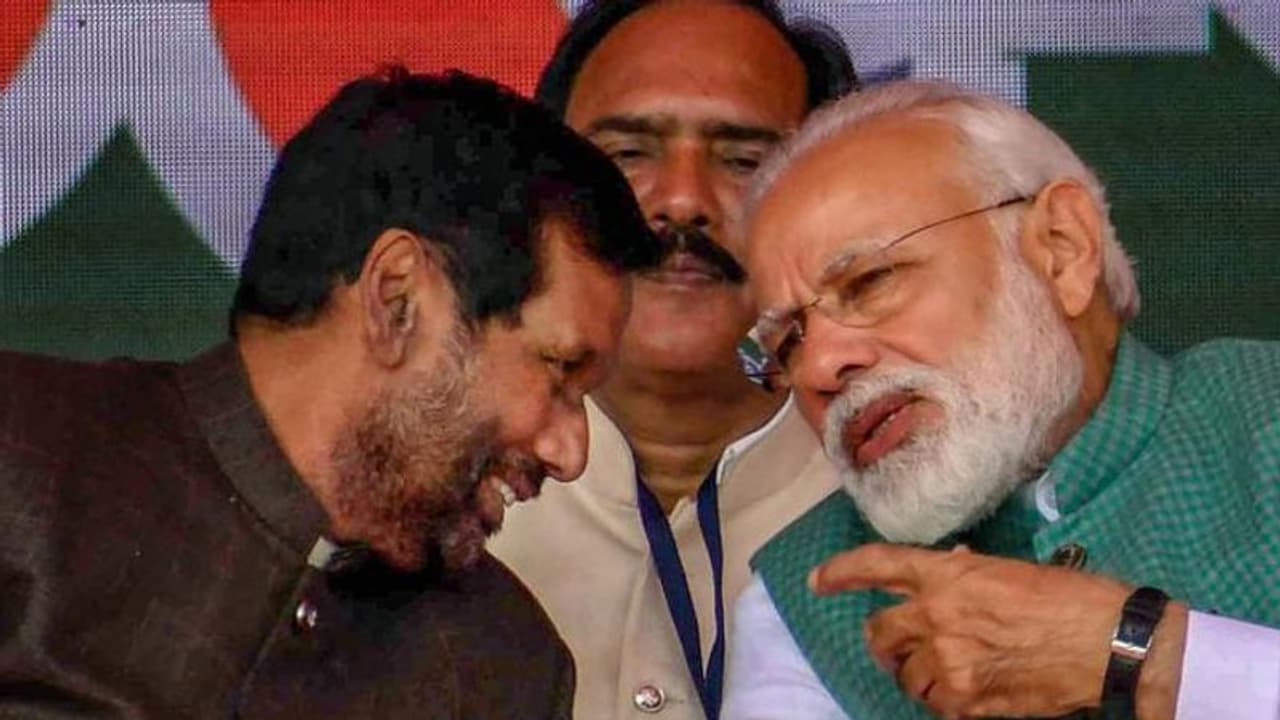 মৃত্যুবার্ষিকীতে রামবিলাস পাসোয়ানকে স্মরণ, নরেন্দ্র মোদীর প্রশংসায় পঞ্চমুখ চিরাগ মৃত্যুবার্ষিকীতে রামবিলাস পাসোয়ানকে স্মরণ, নরেন্দ্র মোদীর প্রশংসায় পঞ্চমুখ চিরাগ